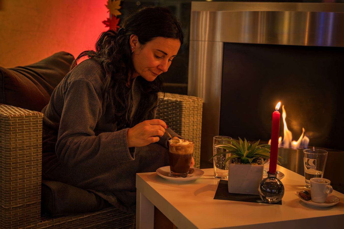 Gast genie&szlig;t einen hei&szlig;en Kaffee am Kamin der Bodetal Therme