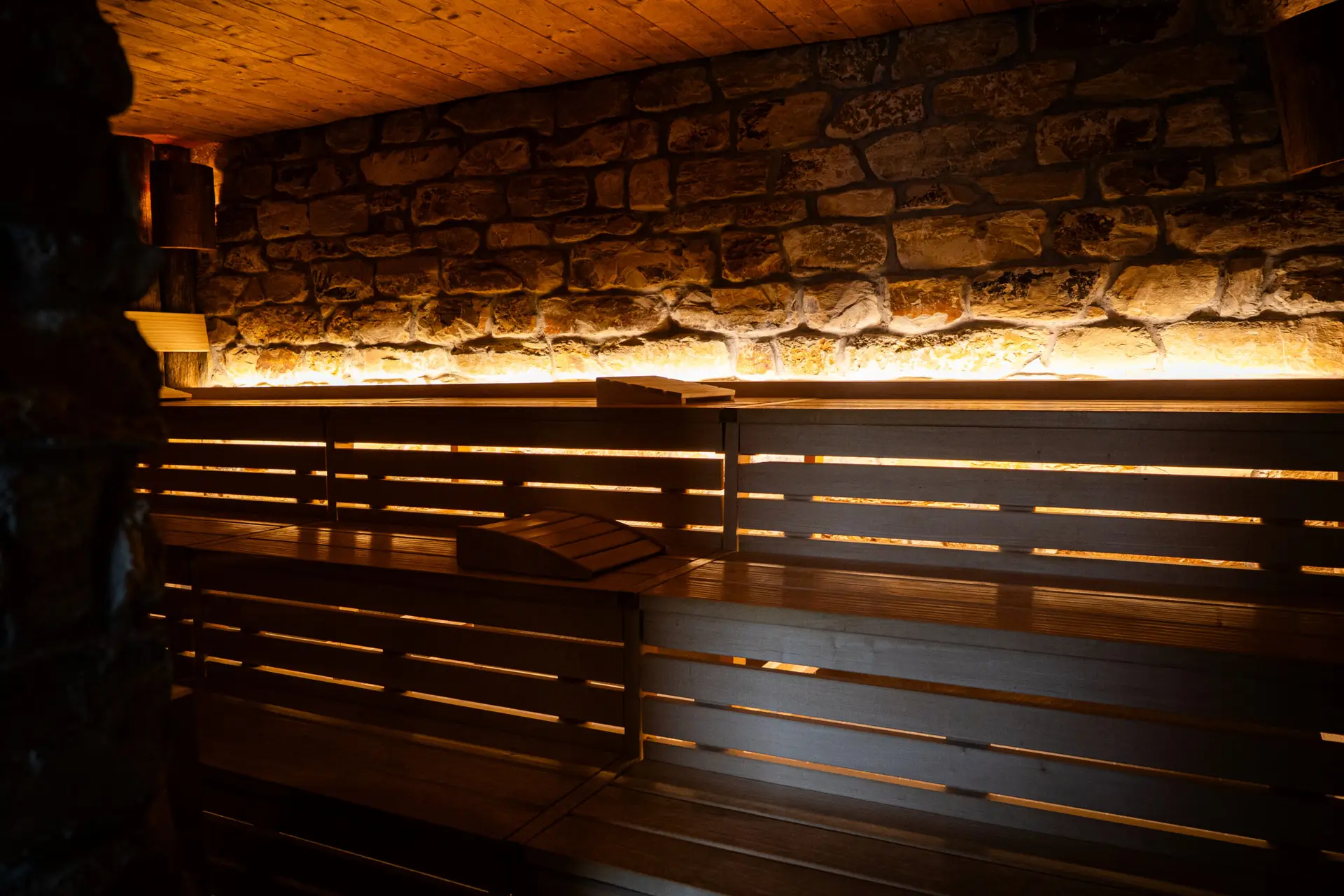 Warme Saunakabine mit Holz und Naturstein in der Bodetal Therme