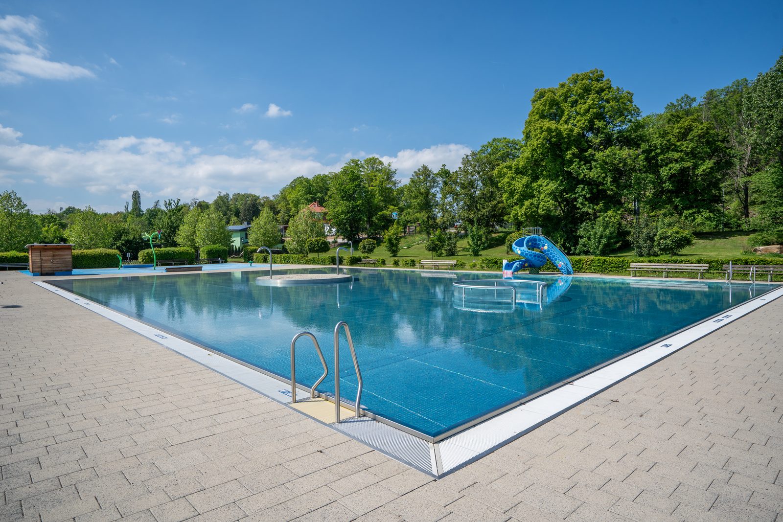 Schwimmerbecken mit Rutsche im Sommerbad Thale