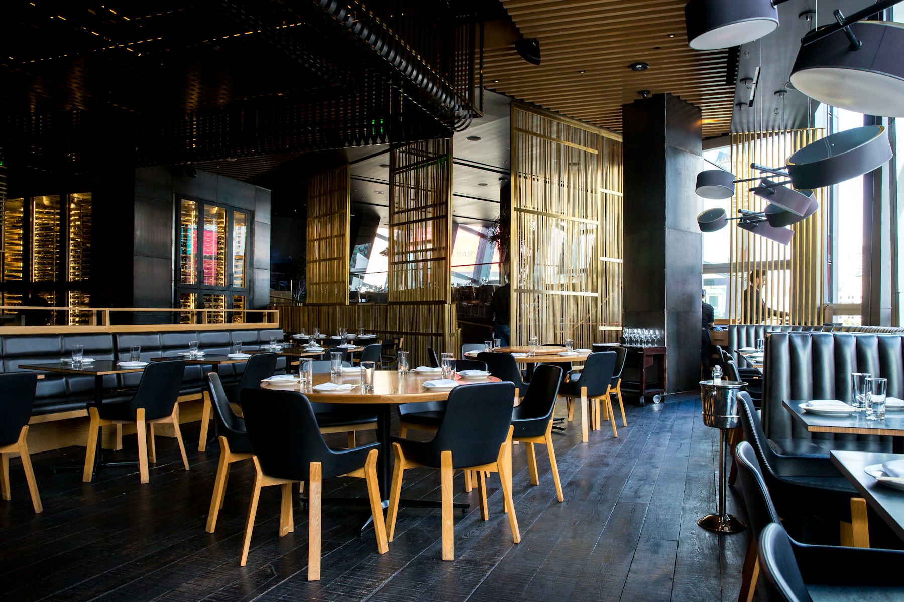 Einladendes Restaurant-Ambiente mit gedeckten Tischen